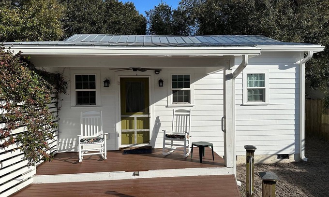 Morehead City House | Updated Guest House in Beaufort Historic District-Walkable to Front Street!
