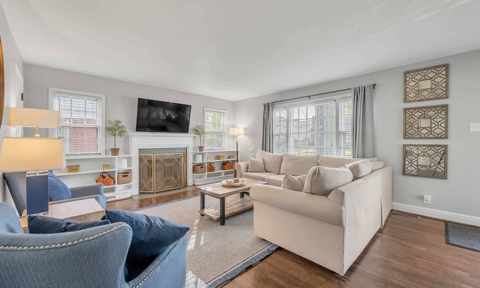 Lexington House | Updated Home | Downtown | Luxe Beds | Ping Pong