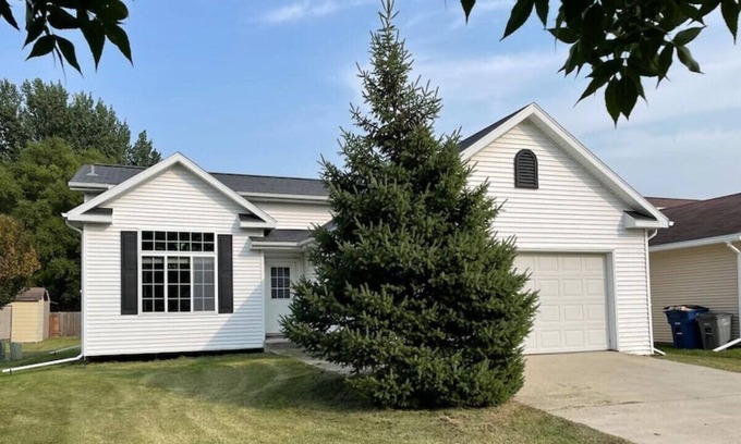 Moorhead House | Updated home - great yard!