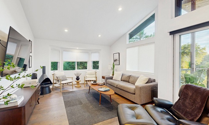 Healdsburg House | Updated home w/bocce ball court, large yard, deck & grill - Russian River views