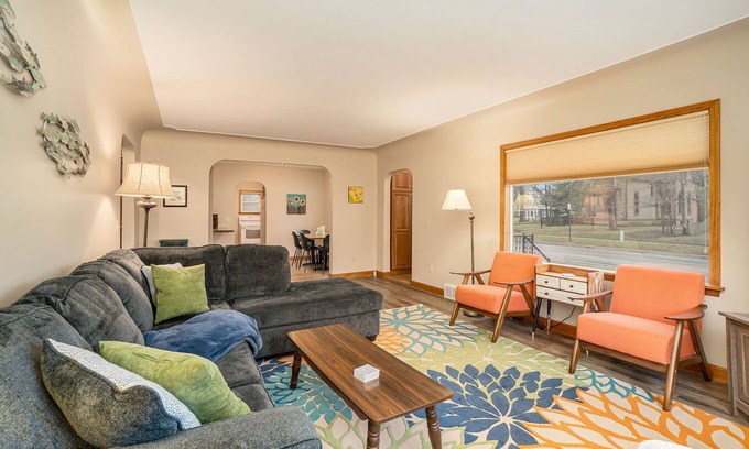 Manistee House | Updated Pet-Friendly Ranch near Downtown