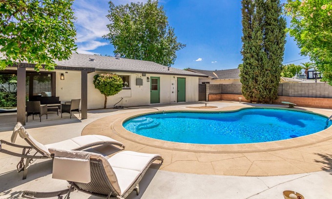 North Mountain House | Updated ~ POOL Retreat ~ Centrally Located ~ 7 Beds for your whole group