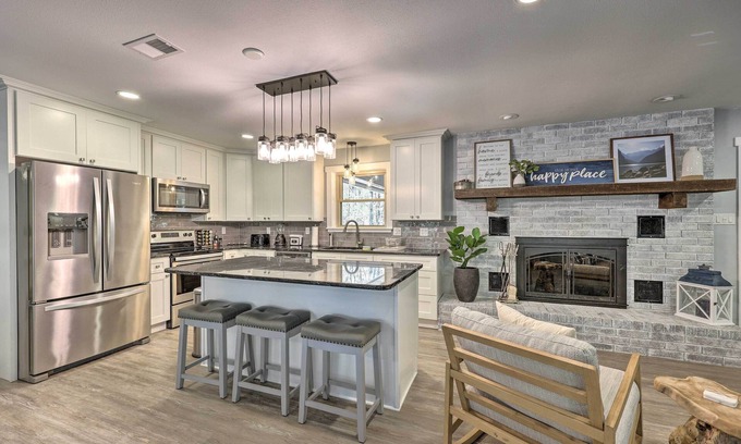 Royal Cottage | Updated Royal Retreat on 5 Acres: 'hidden Creek'