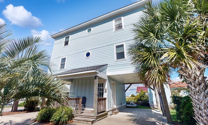 Morehead City House | Updated three-story home with kayaks, bikes, & water views - great location
