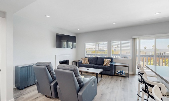 Port Hueneme House | Updated townhome in gated community w/shared pool & jacuzzi - walk to beach