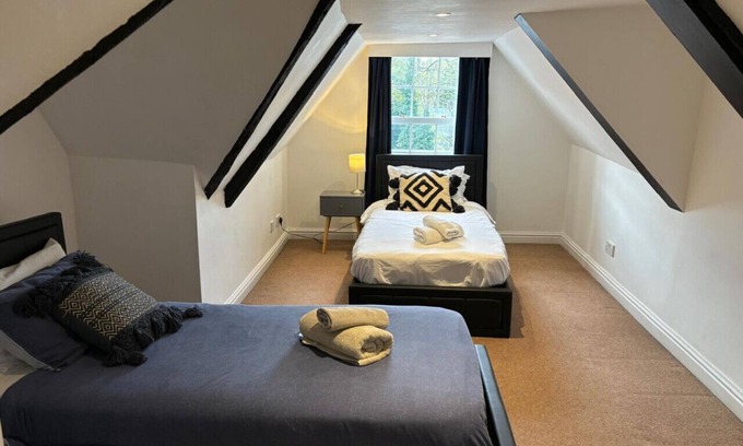 Salisbury Apartment | Upper Coach House