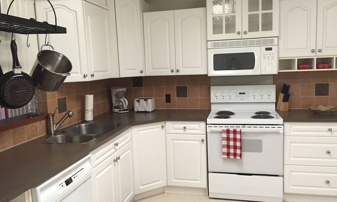 Sylvan Lake Cottage | Upper Cottage Suite in Sylvan Lake - 2 Bedroom, sleeps 2 Adults