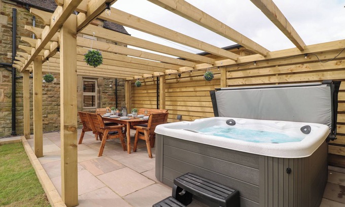 Hulme End Cottage | UPPER HURST FARMHOUSE, family friendly, with hot tub in Hartington