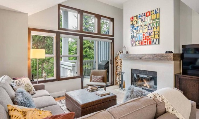 Blackcomb Villa | Upper Village 3BR:Sleeps 6,Hot tub,Patio+BBQ,Free Parking & Steps from Golf Course!