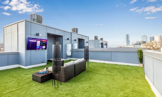 Cedars House | Upscale 2BR 4story Condo Downtown Dallas w/Rooftop Terrace & Skyline View