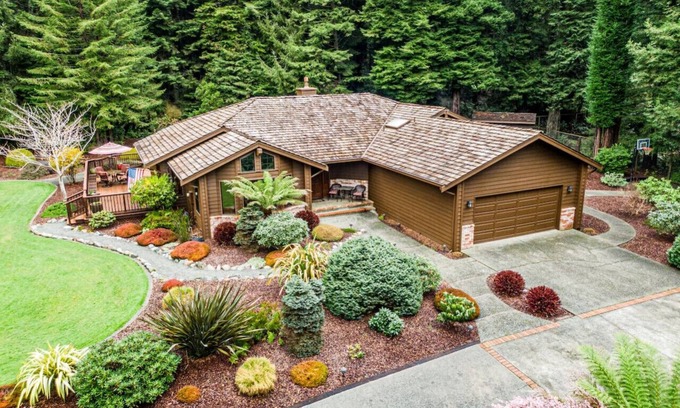 Arcata House | Upscale 3 bdm near Cal Poly, Redwoods, Deck, BBQ