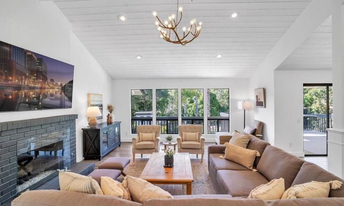 Fallbrook House | Upscale 4BR Retreat near Monserate Winery Pool Spa