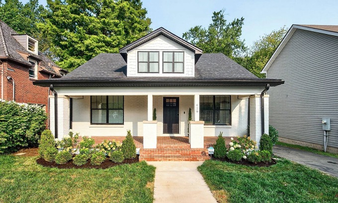 Lexington House | Upscale 6 Bedroom Home Near Stadium and Restaurants