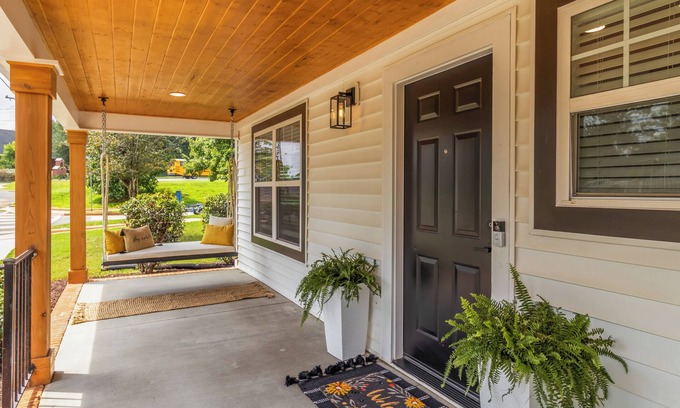 Greenville House | Upscale Artsy Bungalow-Walk away to Unity Park