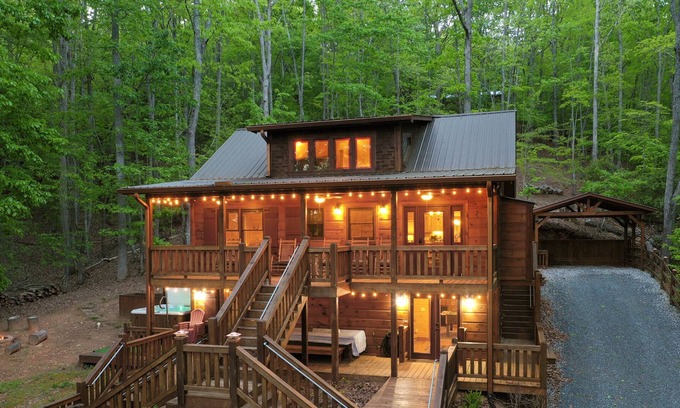 Morganton Cabin | Upscale Cabin! Hot Tub & Arcade. Relax and Make Memories!