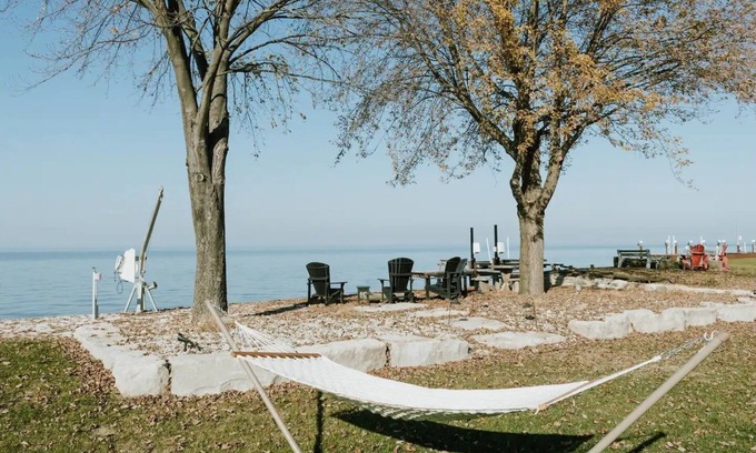 Pointe aux Roches House | Upscale Cottage/HOT TUB/Main house + Studio Loft