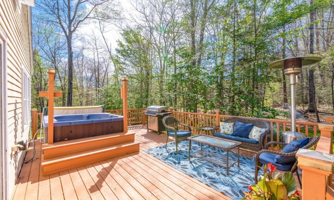 Birch Hill House | Upscale, Dog friendly, Perfect for Families, Games, Hot tub