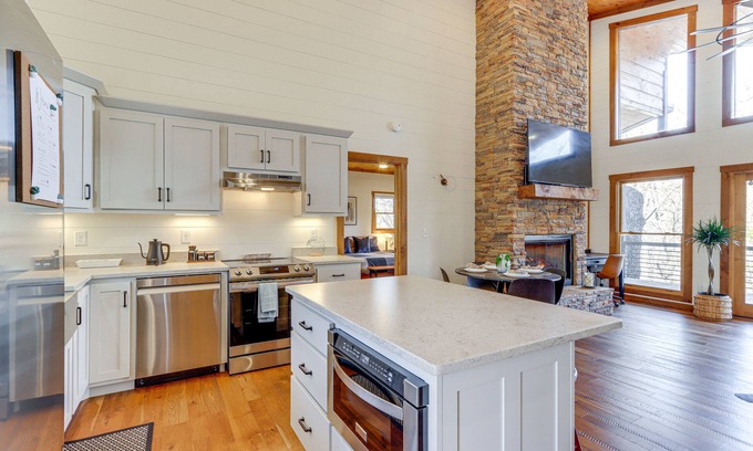 Ellijay Cottage | Upscale Ellijay Cottage w/Private Hot Tub & Grill