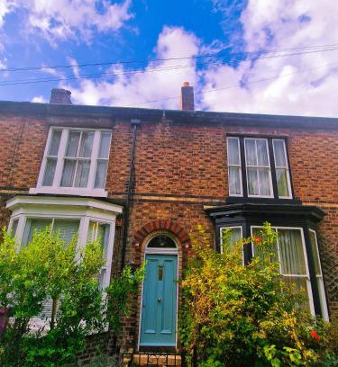 Liverpool Apartment | Upscale Family Home Beautiful Setting