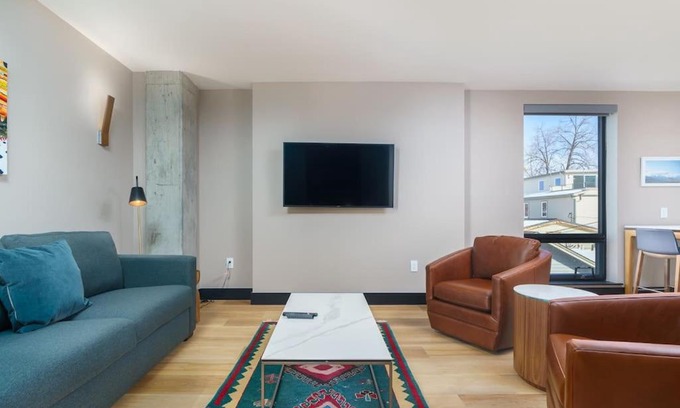 Berkeley House | Upscale Flat W Balcony & Roof Top Patio