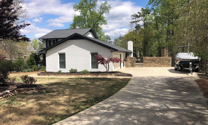Gainesville Villa | Upscale Home with Level Walk To Bay, Stunning Views and Drought-Proof Deep Water