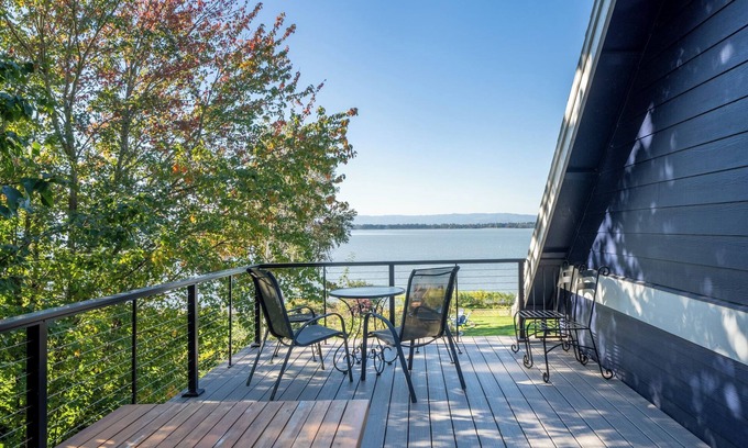 Vancouver Apartment | Upscale Lakefront ADU w/Access to Pickleball Court