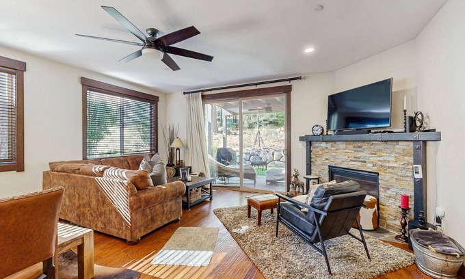 Truckee House | Upscale Modern Townhome with Pool, Spa and Sauna Access