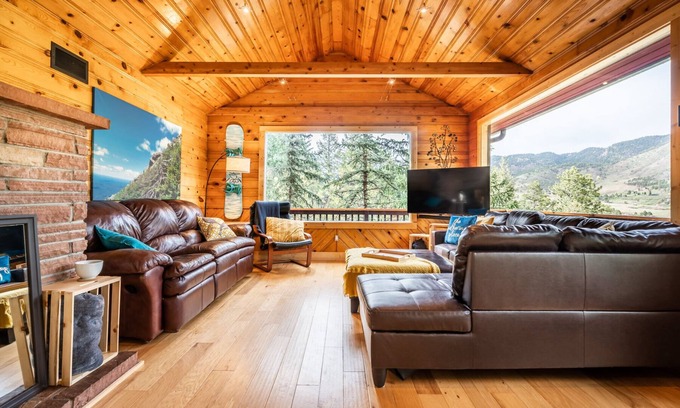 Cascade-Chipita Park Cabin | Upscale Remolded Modern Mountain Cabin l HOT TUB l Valley view l King suites