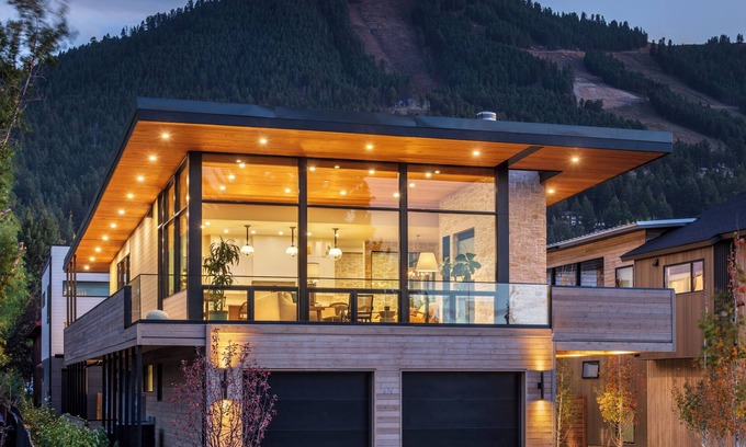 Jackson House | Upside Down East Jackson Brand New w/Chef's Kitchen & Hot Tub on Rooftop Deck