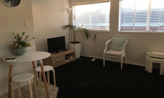 Thames Condo | Upstairs Apartment in Central Thames