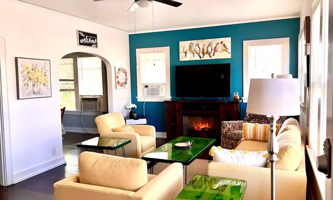 Hot Springs House | Upstairs @ Courthouse Square - Quirky