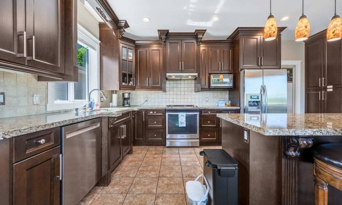 Regional District of Nanaimo House | Upstairs Suite in Nanaimo Spacious 2-Bed Hideaway