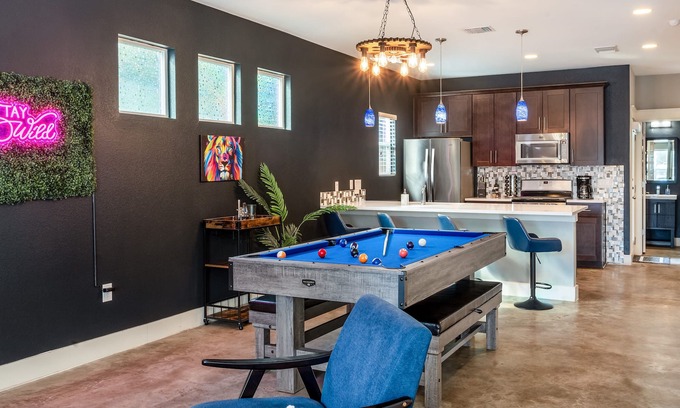 Govalle House | Upstay Entertainment Hub w Games & Outdoor Firepit