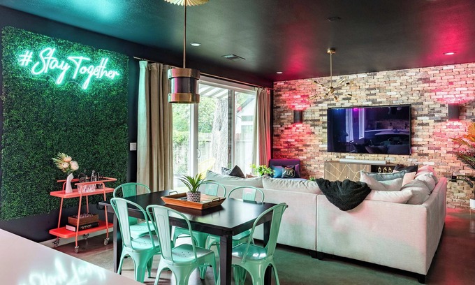 East Cesar Chavez House | Upstay: Luxe Pool Retreat—7 Min to Rainey St