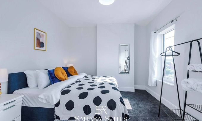 Salford House | Upto 20%OFF | Modern 4BR | Salford Spot | Parking
