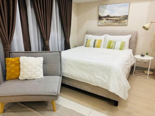 Bonifacio Global City Apartment | Uptown Bliss-Modern 1BR Condo with Balcony in BGC