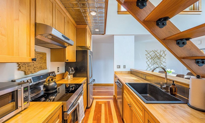 Port Townsend Condo | Uptown Loft: walk to everything! Monthly rental in the heart of Port Townsend