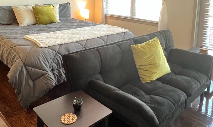 Second Ward Apartment | ✨UPTOWN-Modern King W/STUNNING Balcony View/Pool/Kitchen ✨