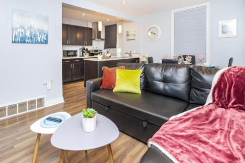 Centretown West Apartment | Urban 1BR Gem with Kitchen, Smart TV & Workspace
