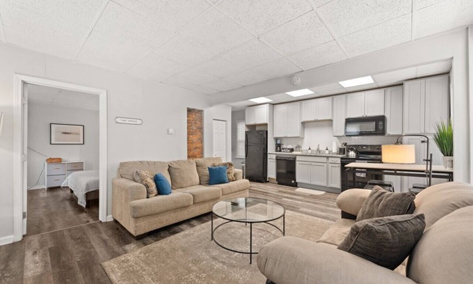 Detroit - Shoreway House | Urban Art Escape in Gordon Sq. W/King Size Bed