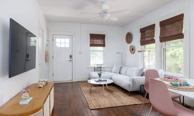East Cesar Chavez House | Urban Charm in East Austin – Minutes to Downtown, BBQ, & More!