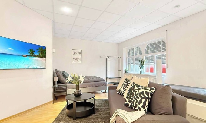 Gaisburg Apartment | Urban Chic | Sleeps 5 | Balcony