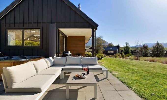 Kawarau Falls House | Urban Elegance | Hot tub | Close to golf course