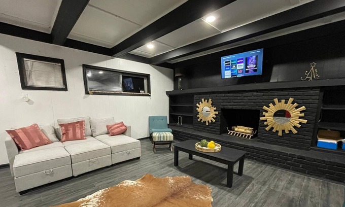 Vollintine-Evergreen Condo | Urban Getaway - Studio