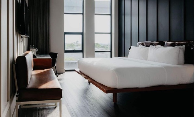 East Nashville Hotel | Urban Modern Vibe Awaits! Close to Johnny Cash Museum & Airport, Pet Friendly