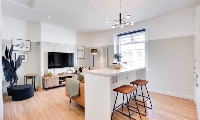 Newport Apartment | Urban Oasis by Keystone