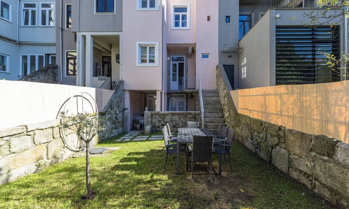 Centro / Baixa House | Urban Oasis: central villa with garden