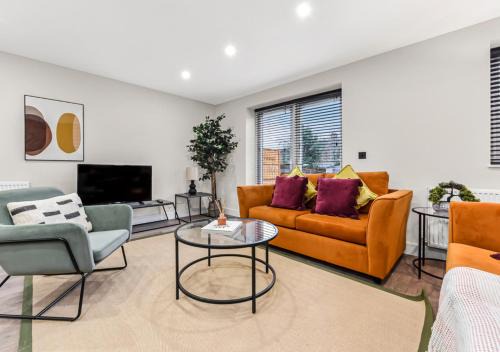 Harrow Apartment | Urban Oasis - Chic 4BR Stay Perfect for Big Groups