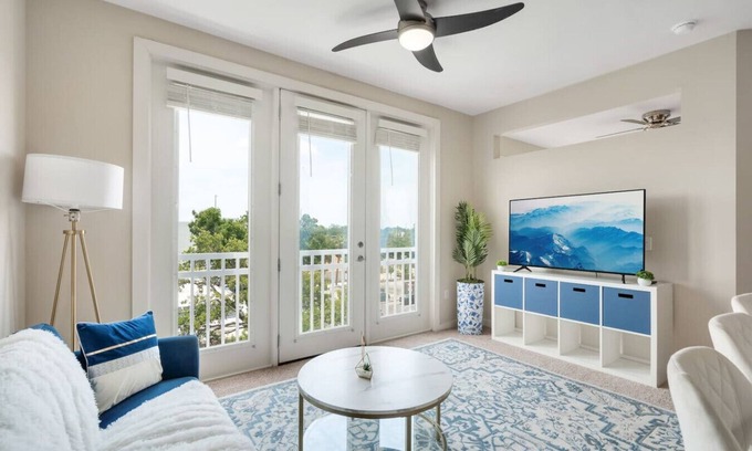 Hyde Park Apartment | Urban Oasis Downtown | Pool, Gym + FREE Parking