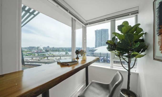 Gastown Apartment | Urban Oasis: Modern 3BR Retreat, Prime Location near Gastown, Vancouver